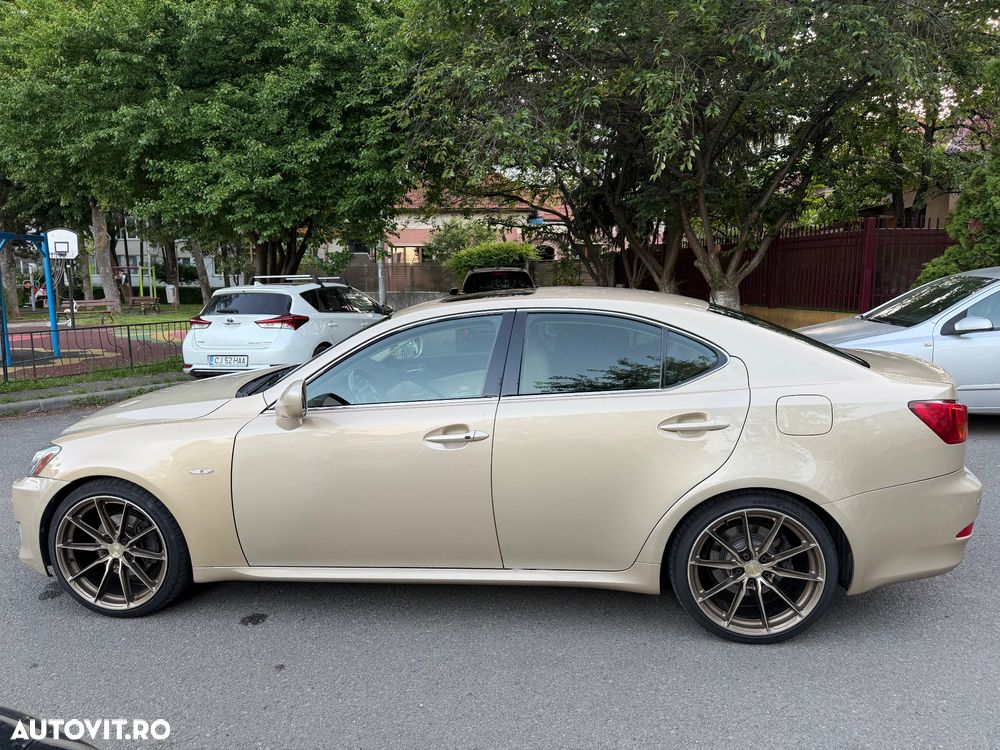 Lexus Seria IS 250 2.5 V6 Aut Luxury - 3