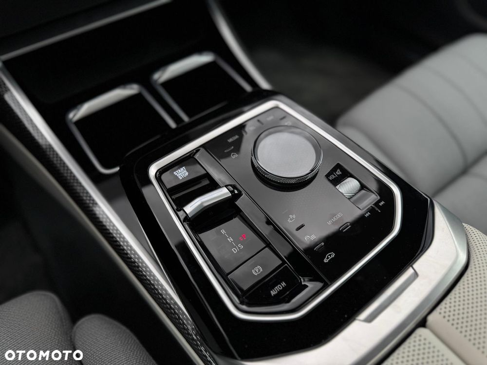 BMW Seria 7 M760e xDrive - 17