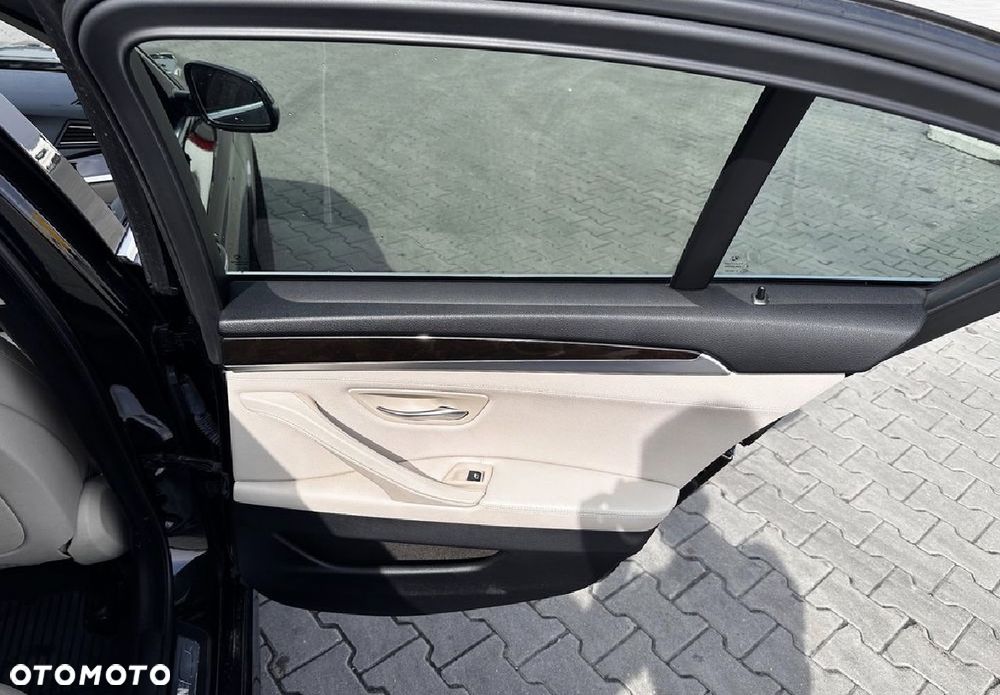 BMW Seria 5 520d xDrive - 15