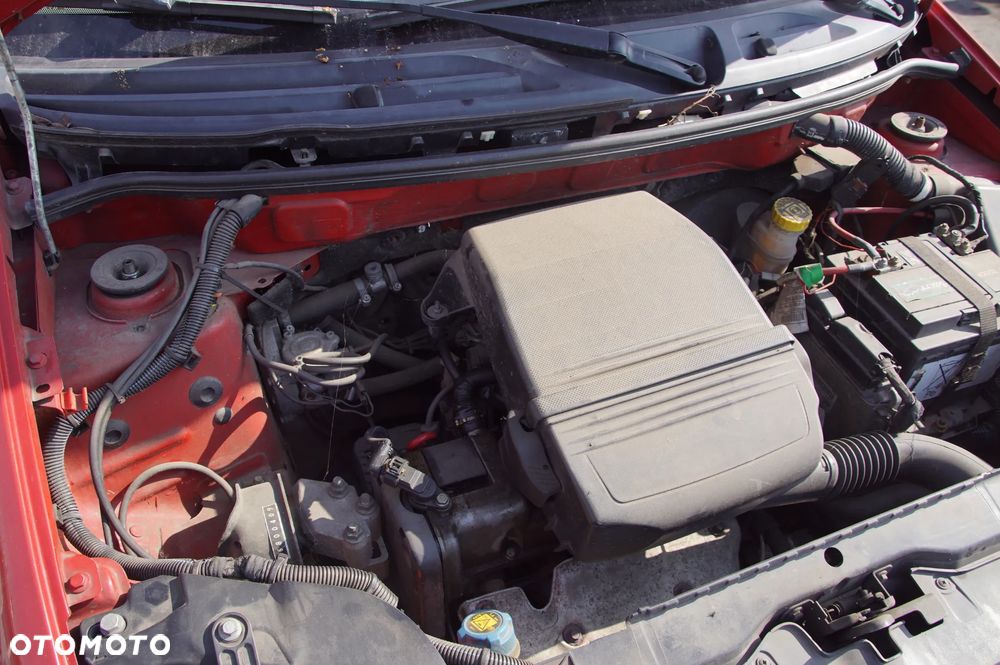 Auto na części - Fiat Panda II 1.1 54 KM 187A1000 C514 2004R Silnik Skrzynia Drzwi Szyba Lusterko Błotnik Maska Klapa Deska Kokpit Sterownik Moduł Czujnik Licznik Kierownica - 17