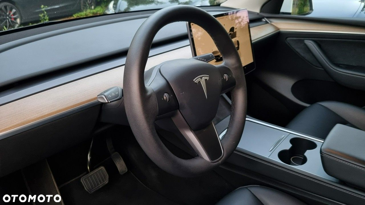 Tesla Y - 18