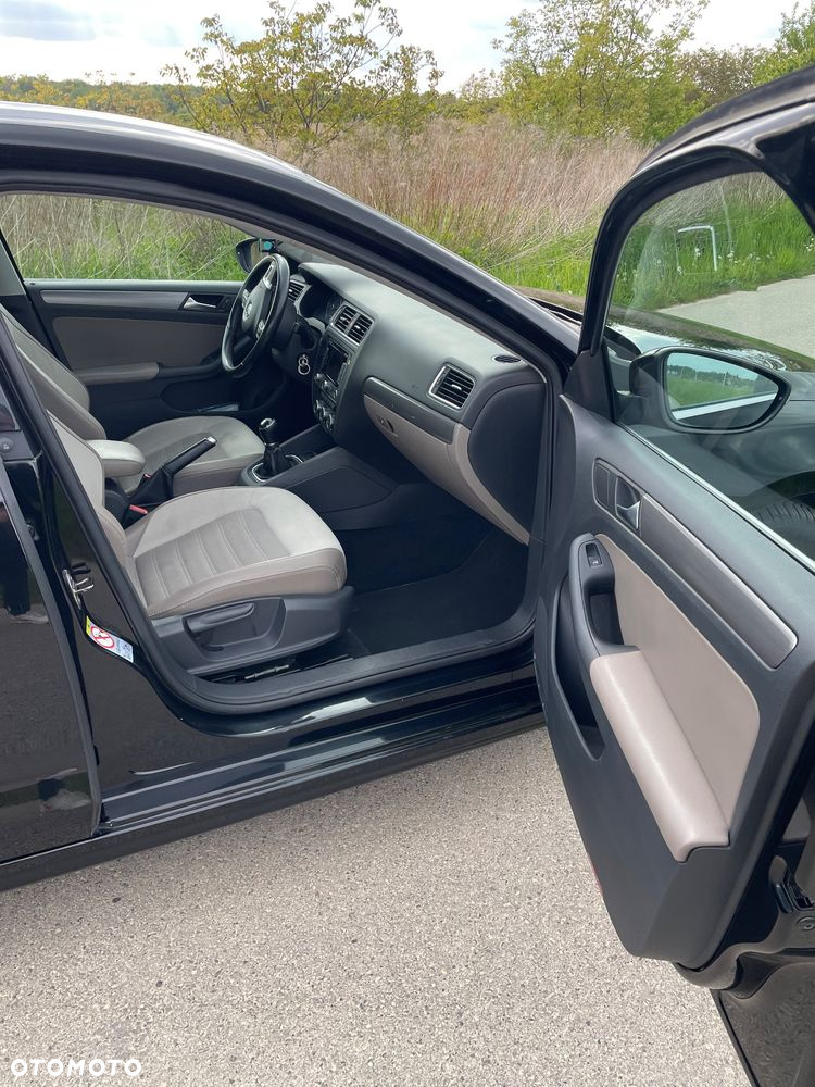 Volkswagen Jetta 2.0 TDI Highline - 17