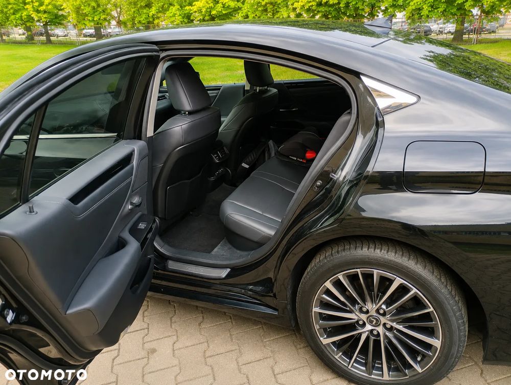 Lexus ES 300h Business Edition - 4