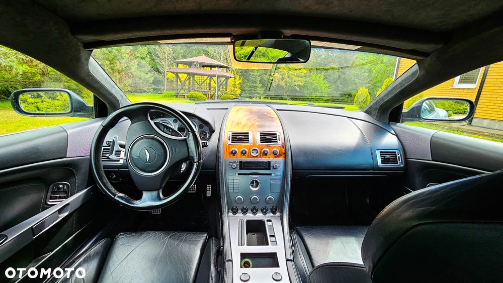 Aston Martin DB9 Standard - 14