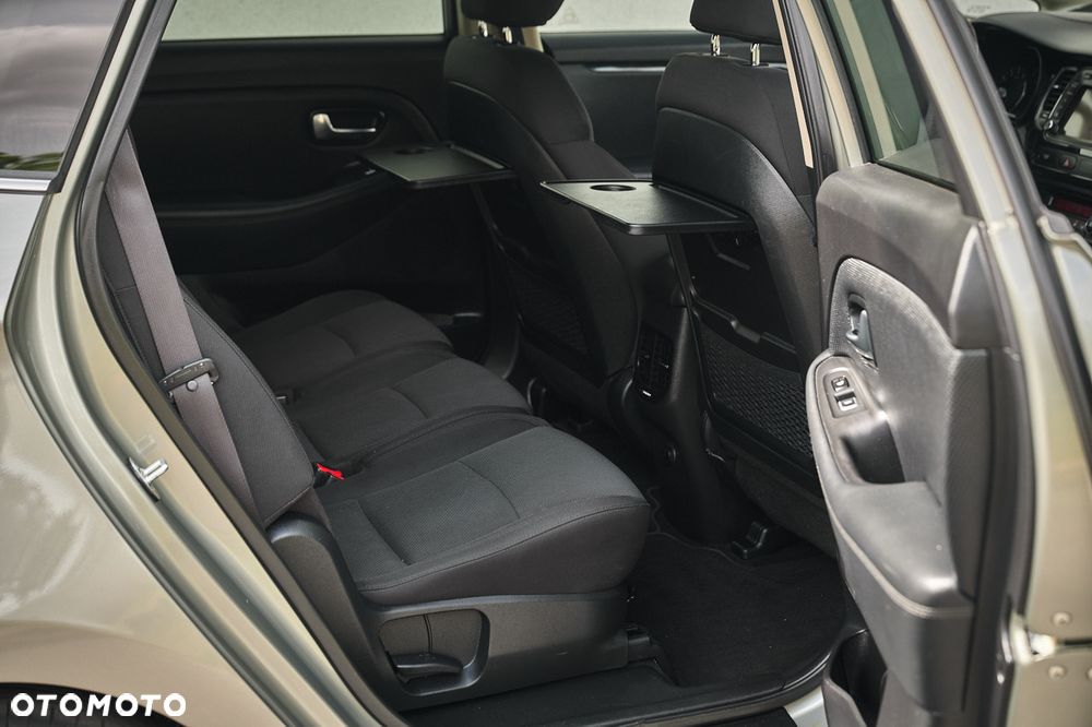 Kia Carens 1.6 GDI Attract - 25