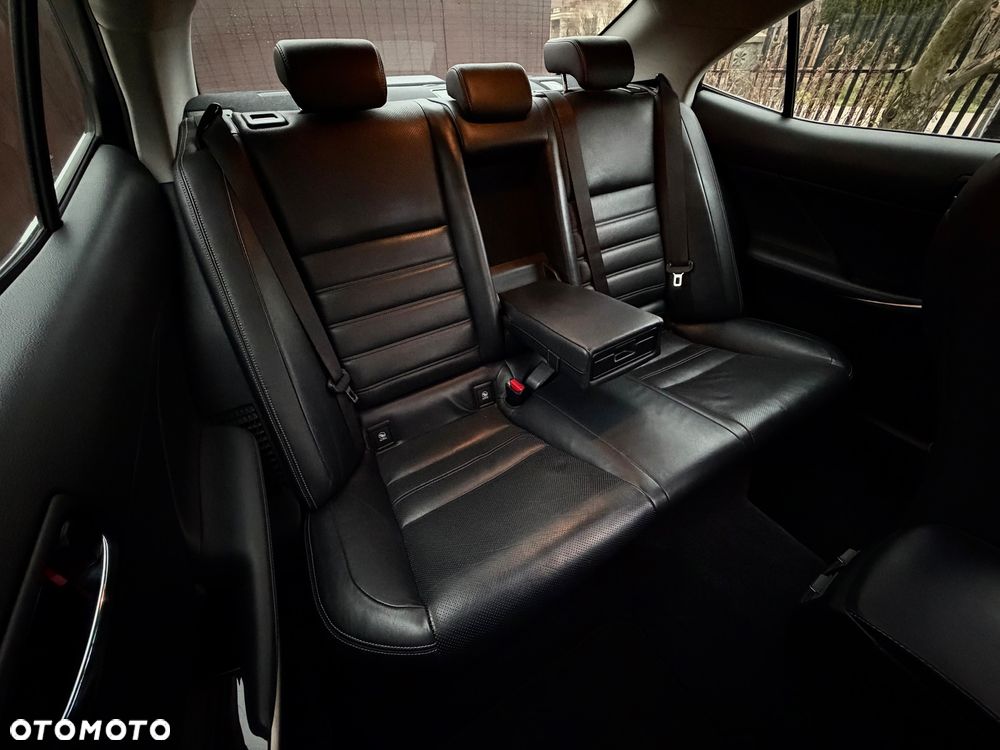 Lexus IS 300h Prestige - 27
