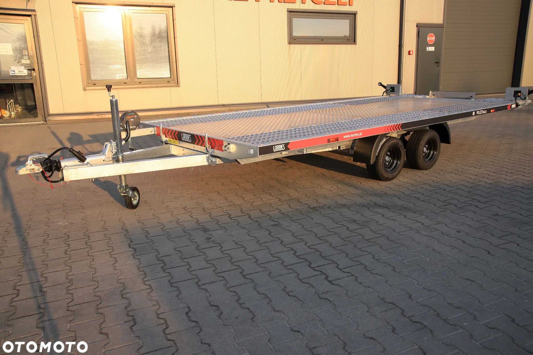 Lorries Lorries PLI27-4521 4.5 x 2 Wypełnienie alu ryfel Zintegrowane Podjazdy Uchylna Grawitacyjnie DMC 2700KG Full LED - 1