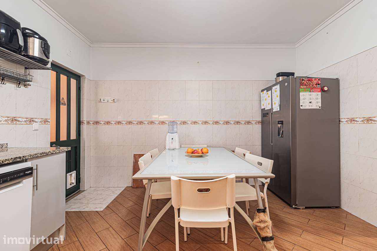 Moradia Geminada T3 na Quinta do Conde com paineis solares - Grande imagem: 4/46