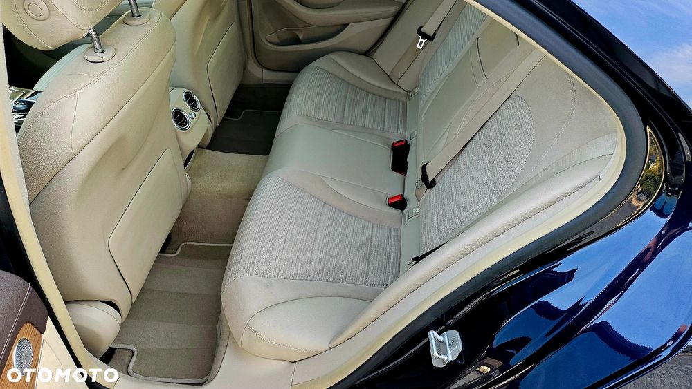 Mercedes-Benz Klasa C 250 CDI DPF 4Matic 7G-TRONIC BlueEFFICIENCY Avantgarde - 24