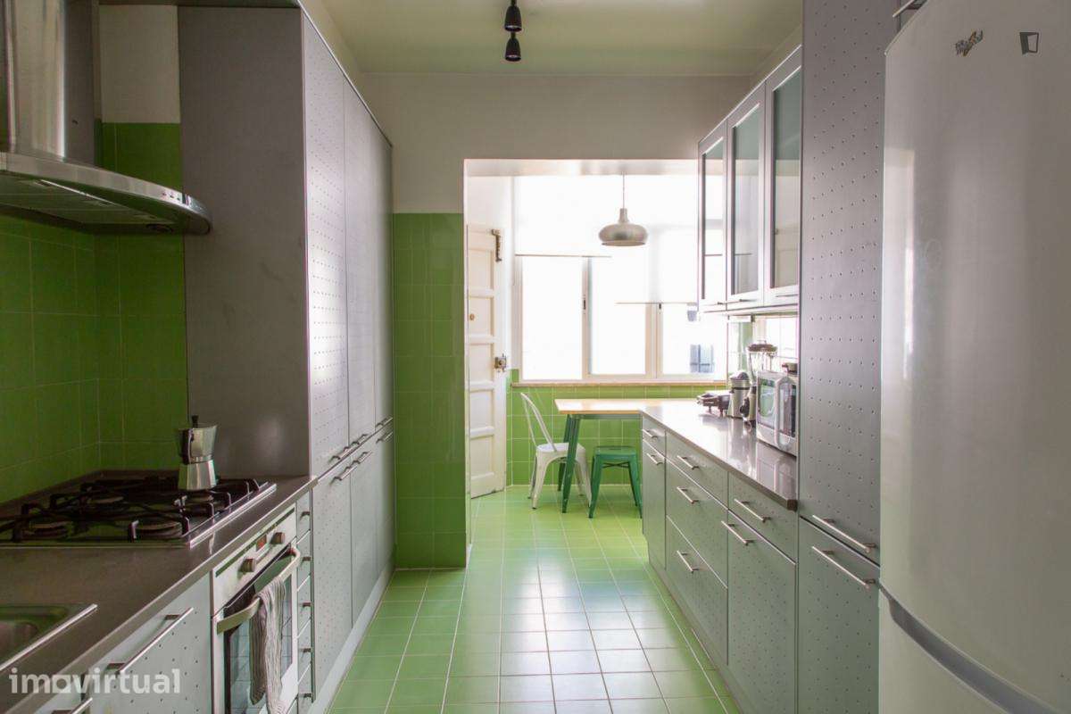 Quarto - localizado em São Sebastião Lisbon - Grande imagem: 2/33