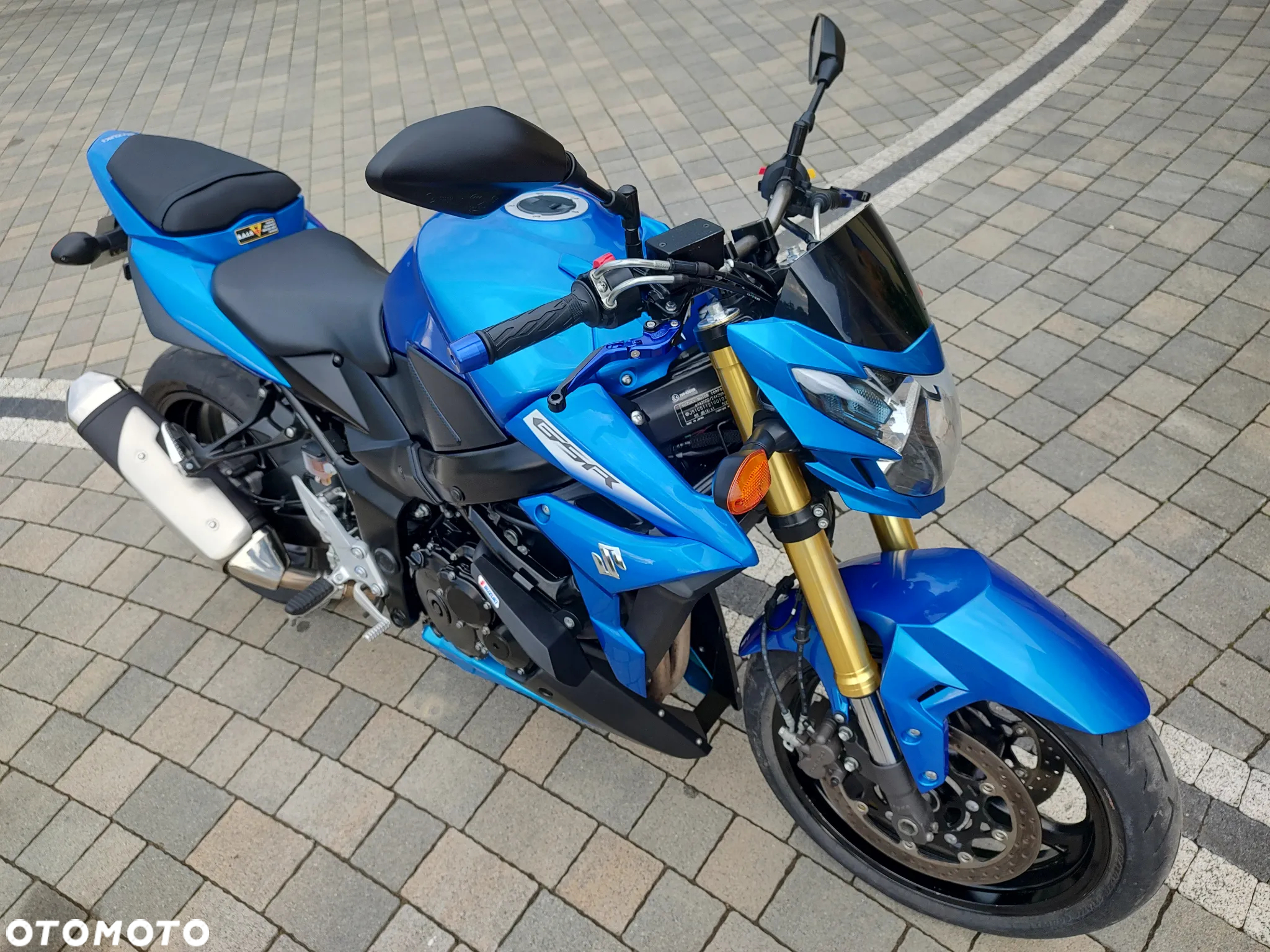 Suzuki GSR - 4