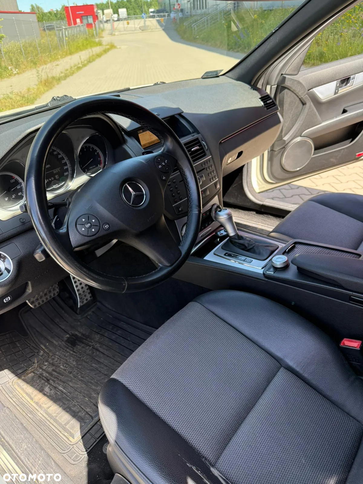 Mercedes-Benz Klasa C 180 T CGI Automatik BlueEFFICIENCY Avantgarde - 16