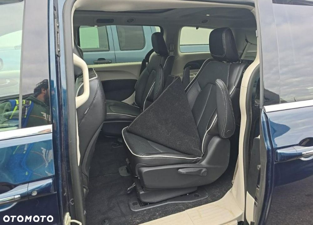 Chrysler Pacifica - 11