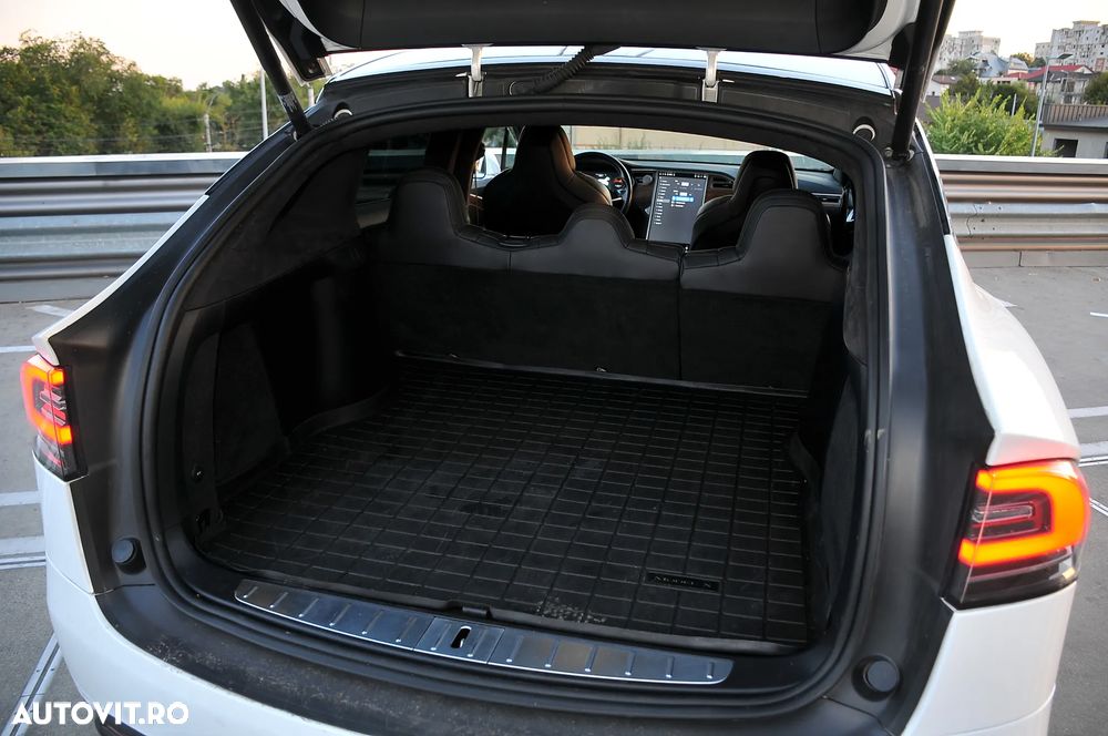 Tesla Model X - 15