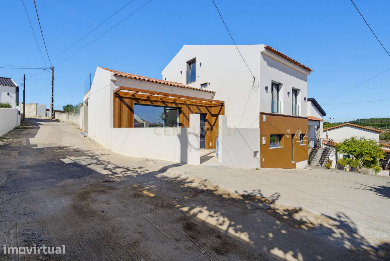 Moradia T3 +1 de Charme Totalmente Renovada | Moledo – Lourinhã
