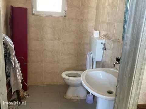 Area de 350 m2, com armazém de 200m2 e 150 de logradouro, Benavente - Grande imagem: 4/10