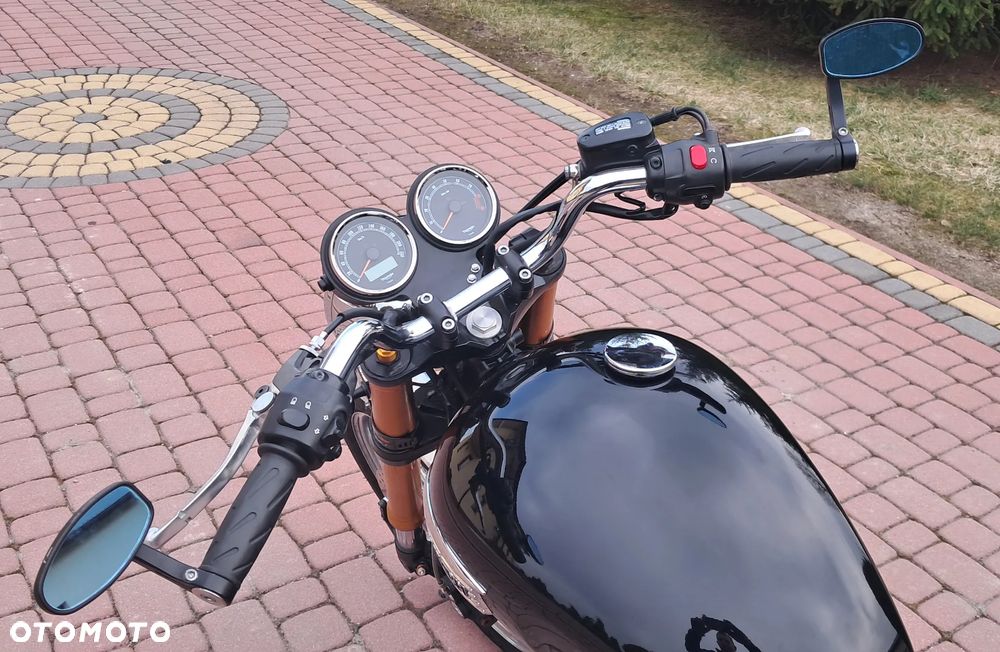Triumph Bonneville - 8