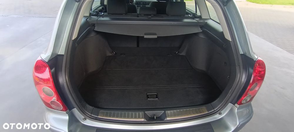 Toyota Avensis 2.0 D-4D Luna - 23