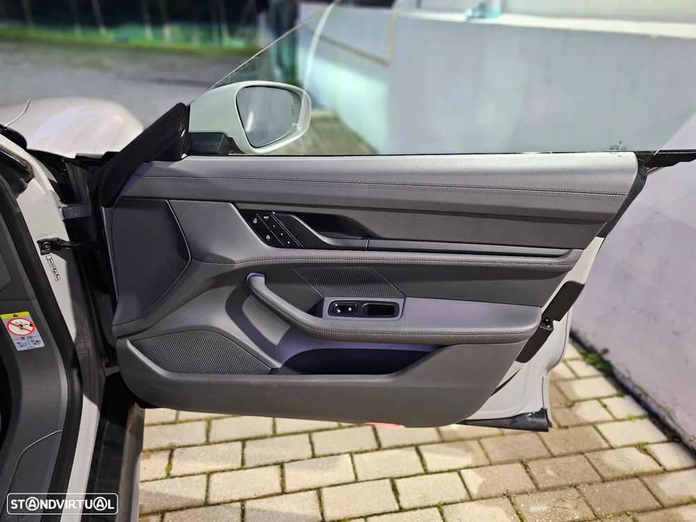 Porsche Taycan Cross Turismo 4 - 18