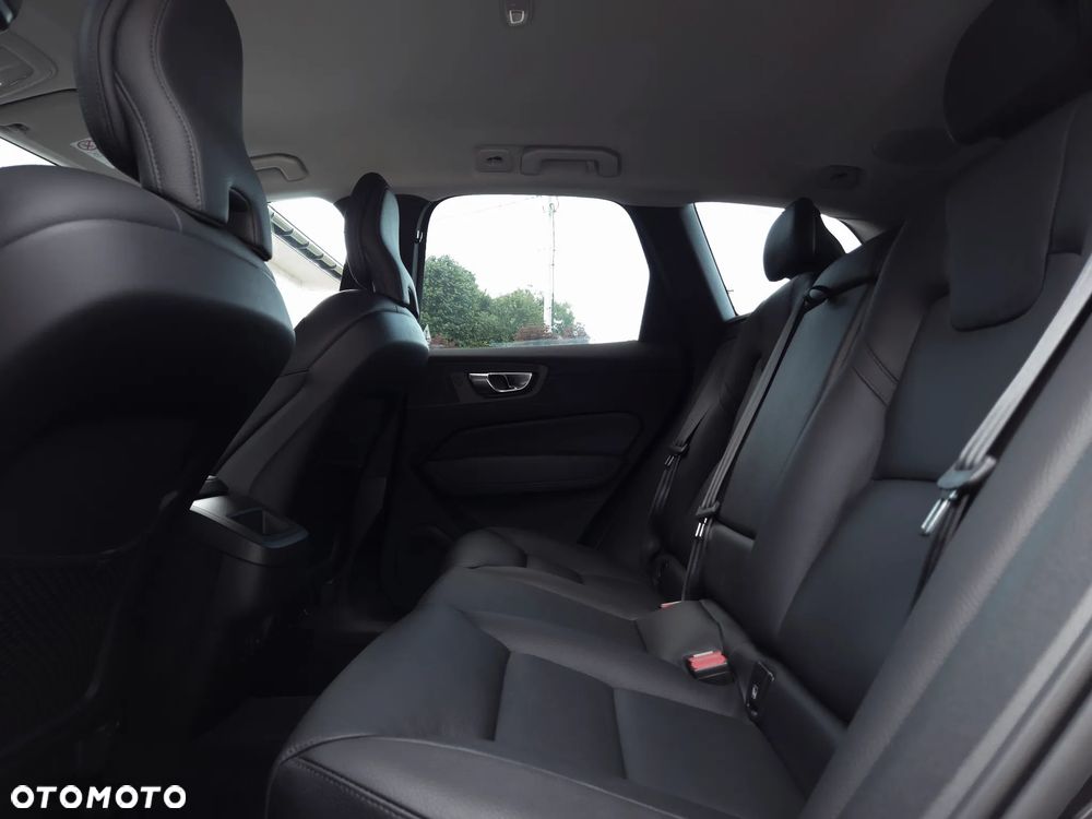 Volvo XC 60 B4 B Momentum Pro - 22