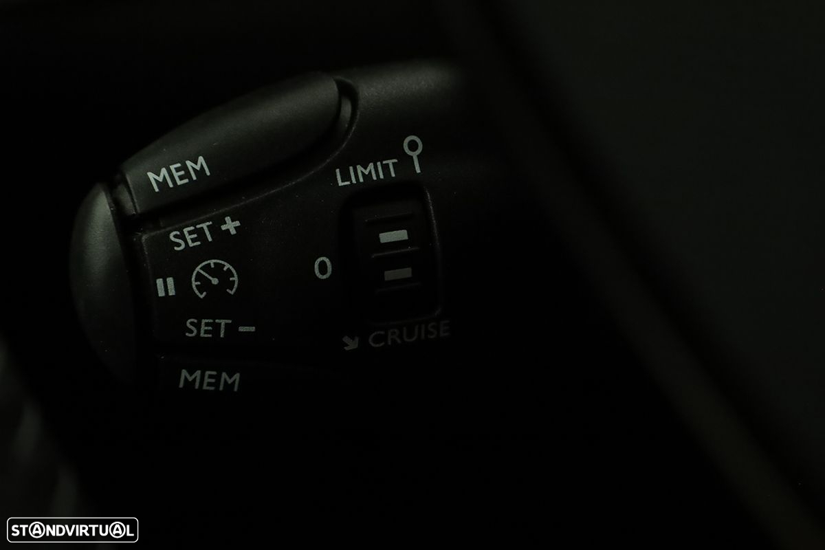 Peugeot 2008 1.2 PureTech Allure EAT8 - 18