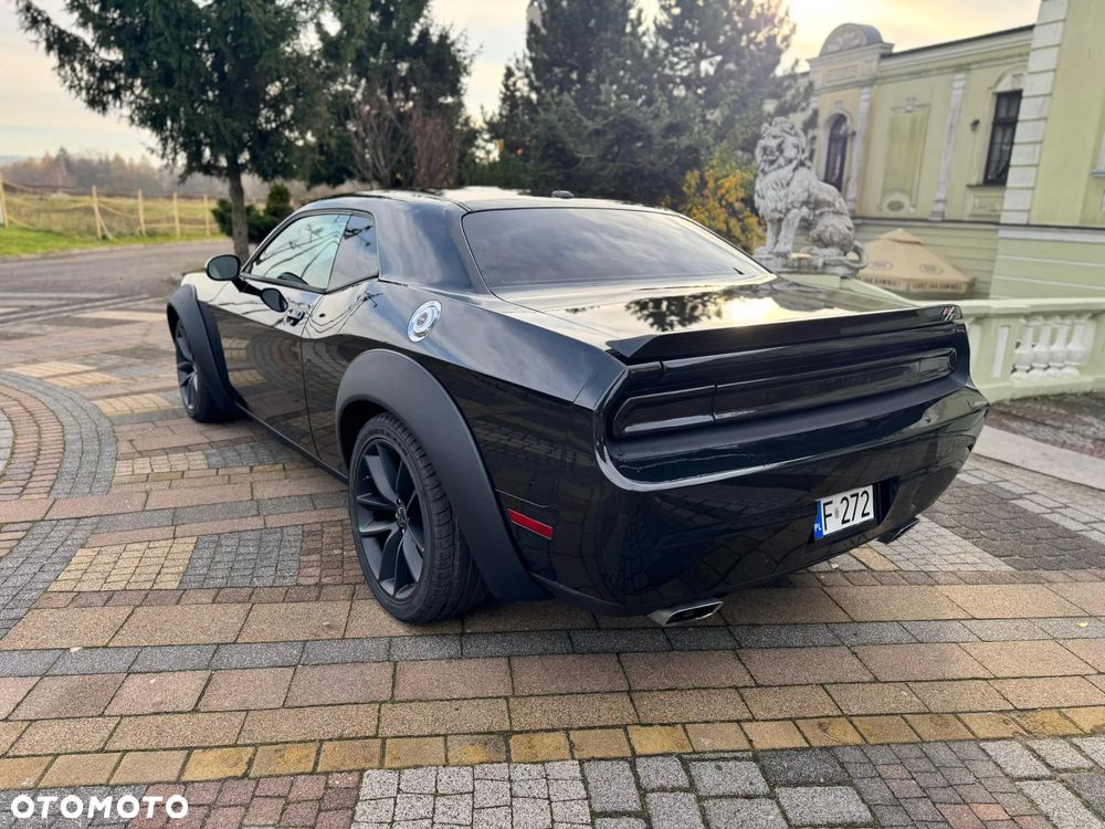 Dodge Challenger - 12