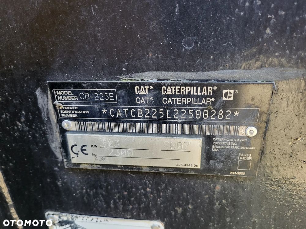 Caterpillar Walec CB 225E - 6