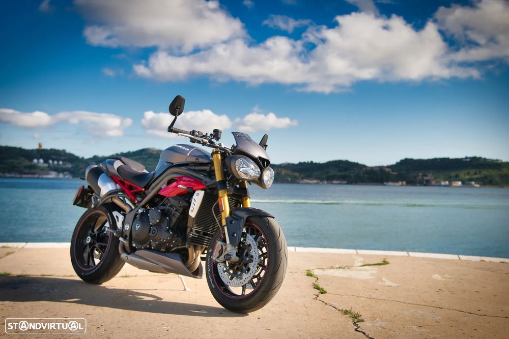 Triumph Speed Triple R - 1