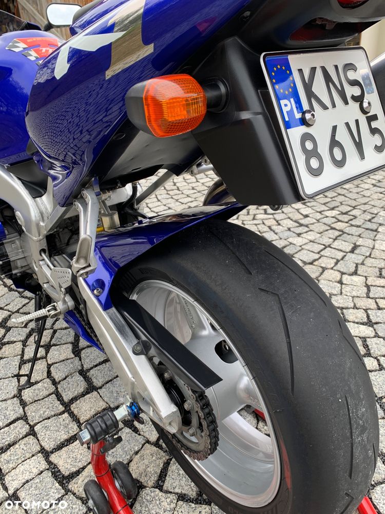 Yamaha R1 - 9