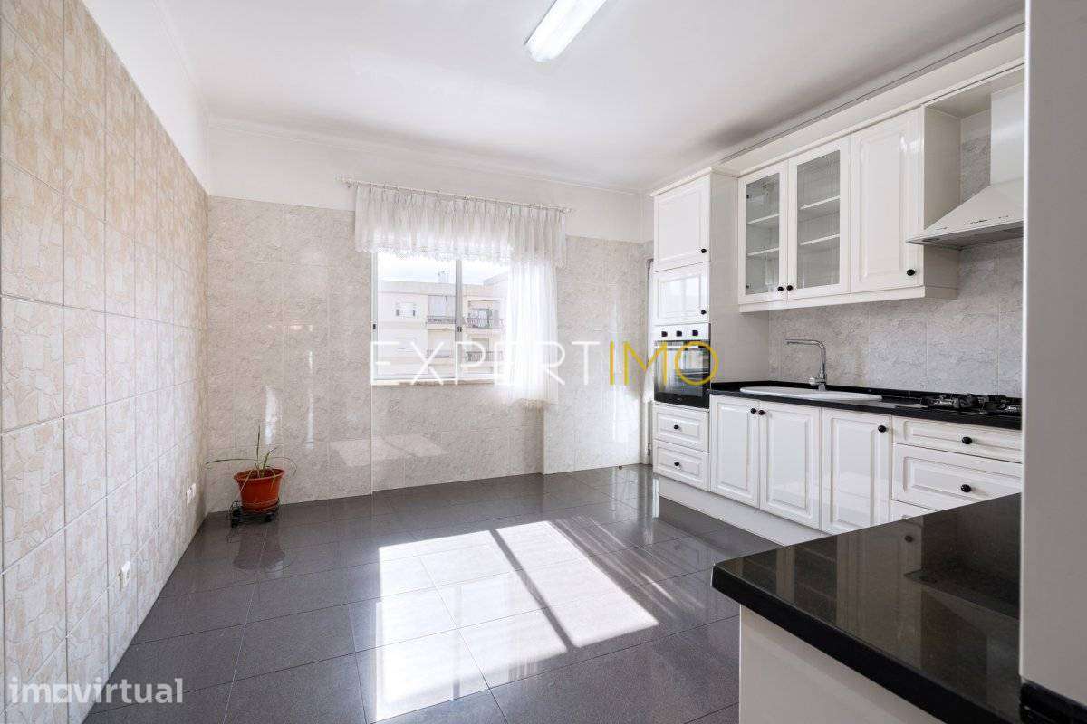 Apartamento T3 na Av. Dr. António Rodrigues Manito - Bairro do... - Grande imagem: 4/27
