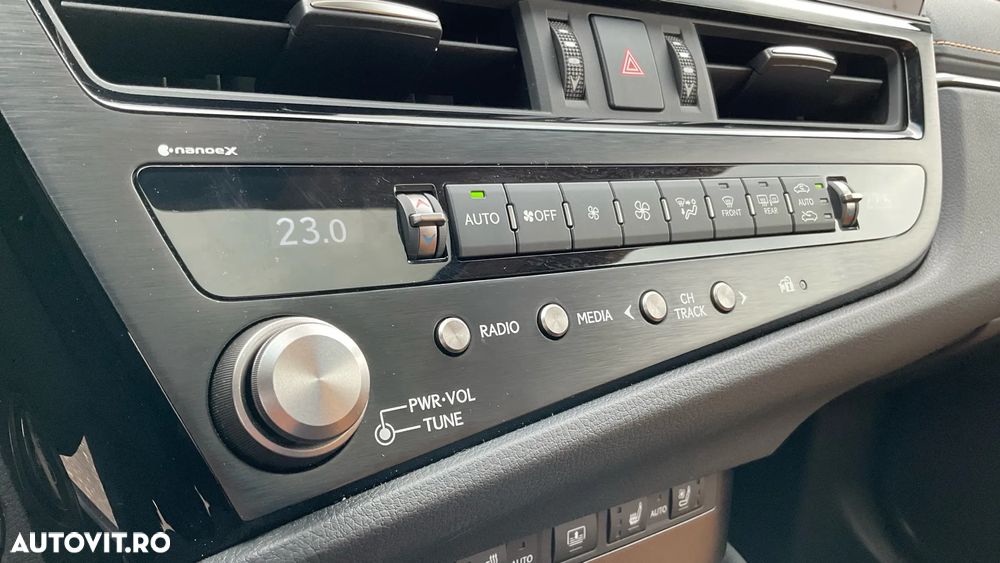 Lexus Seria ES 300h 2.5 TNGA HV 25H- 4X2 CVT Luxury - 7