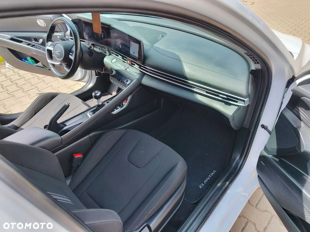 Hyundai Elantra 1.6 Executive - 19