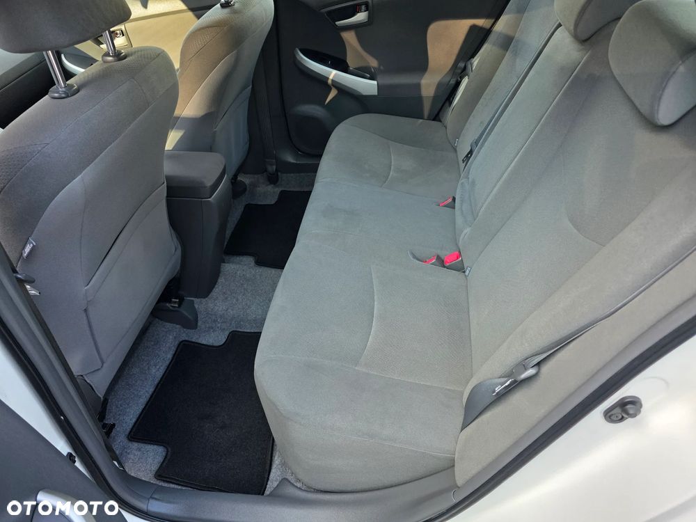 Toyota Prius (Hybrid) - 14