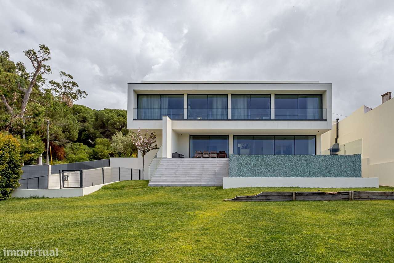Moradia T4 contemporânea com jardim e piscina no bairro da Martinha, E-29