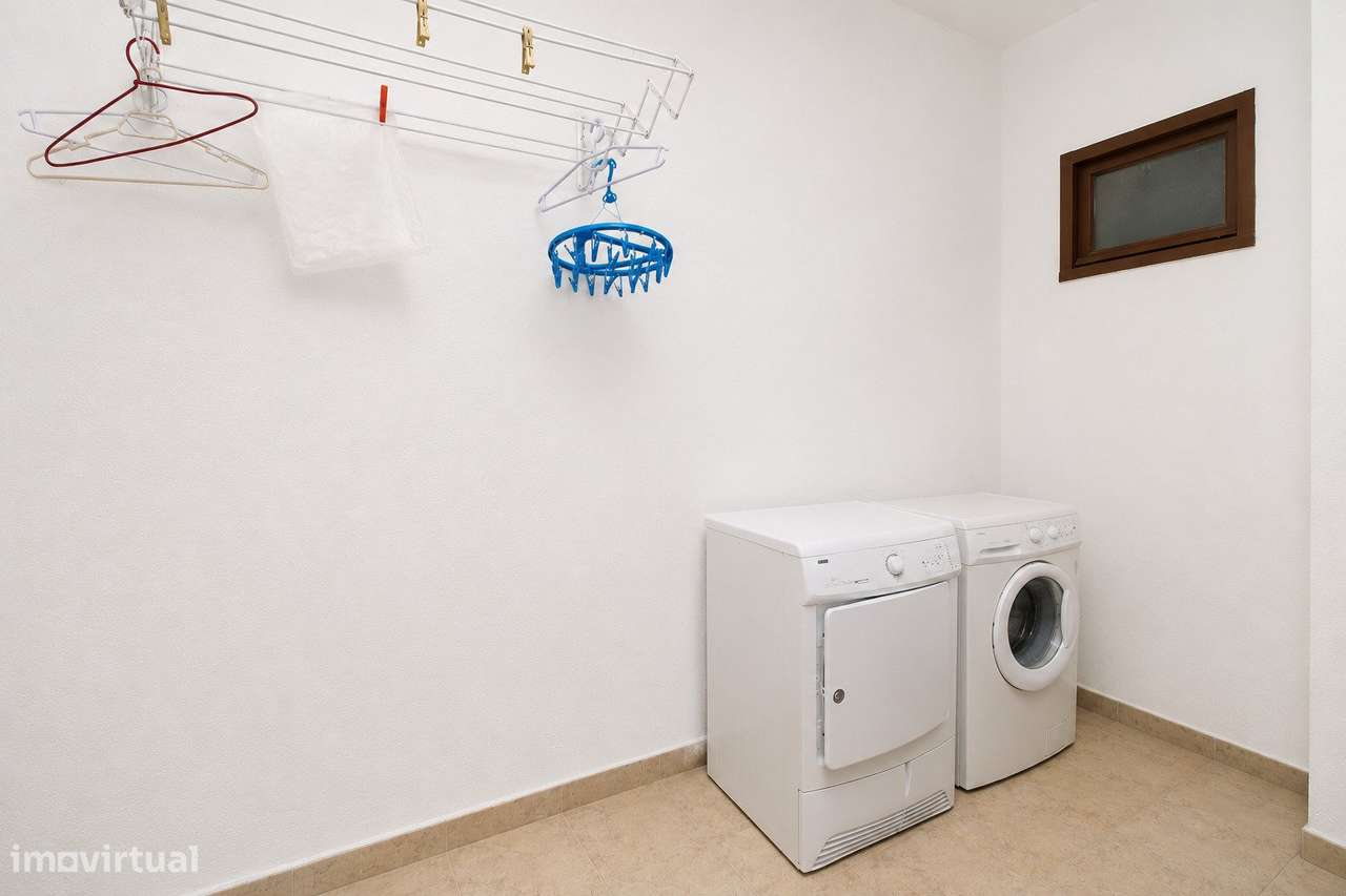 Moradia de Prestígio com T1 Independente, Terraço Panorâmico e Exce...-27