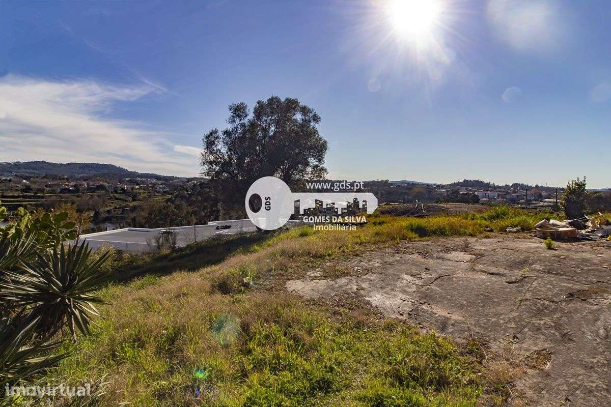 Duas moradias para restauro em Lago-12