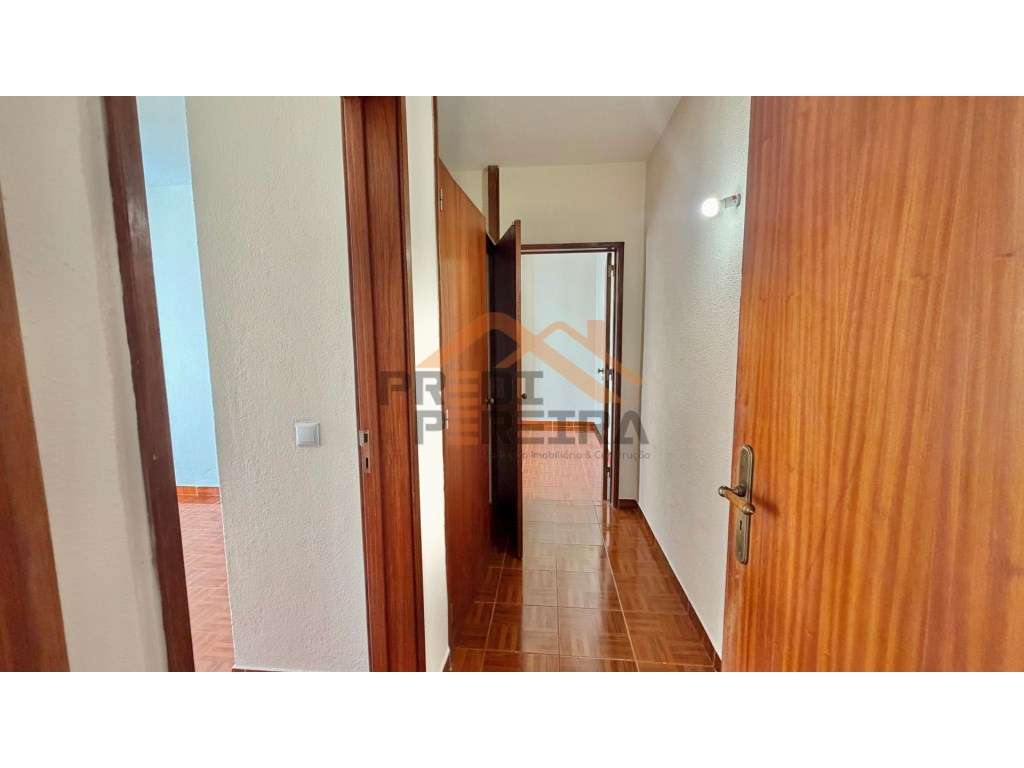 Situado na zona da Torre, em Cascais,, apartamento T2.-16