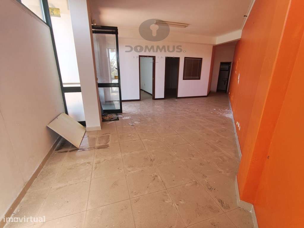 Loja C/ Parqueamento - Rio de Mouro - Grande imagem: 4/17