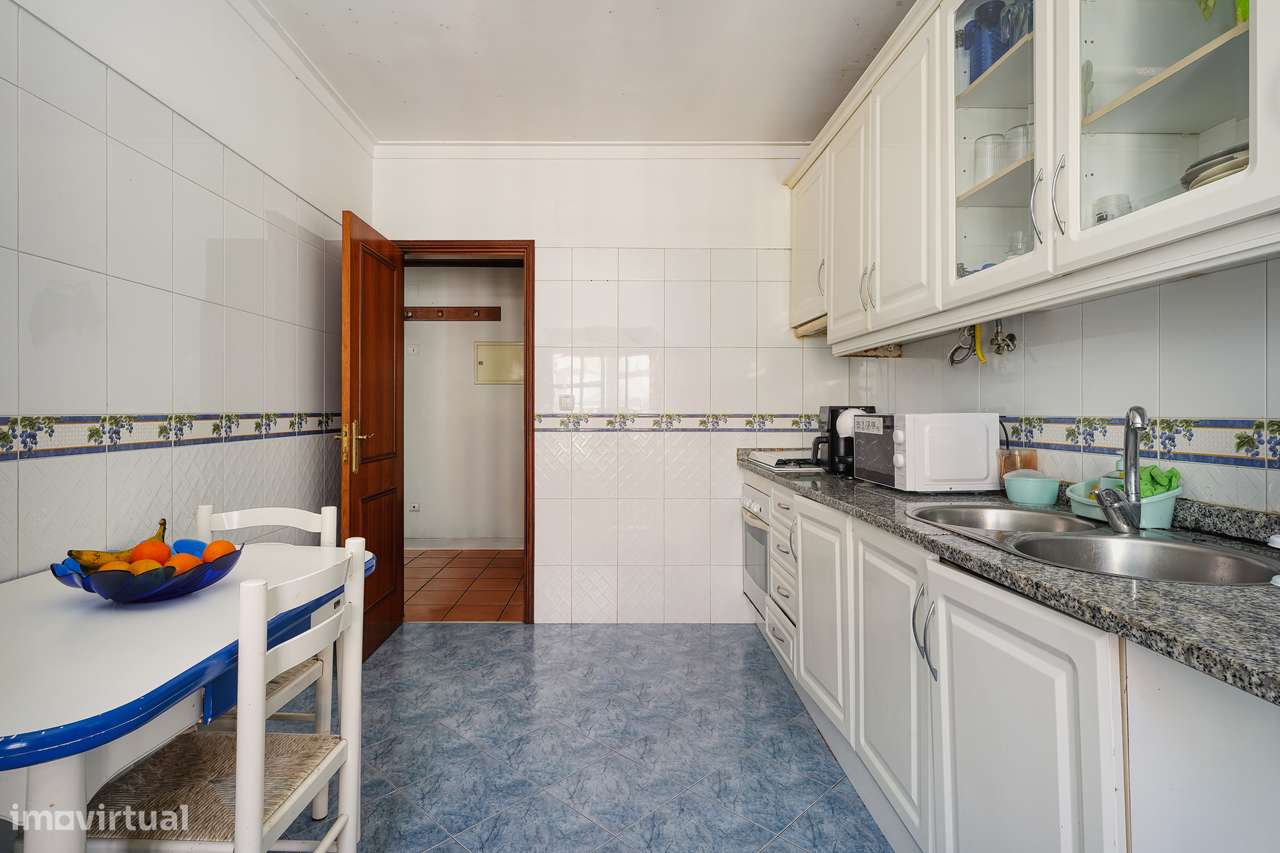 Apartamento T2 com garagem e elevador no Barreiro-6