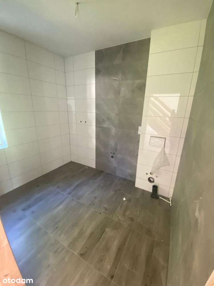 Nowy, przestronny dom w zielonej okolicy-16