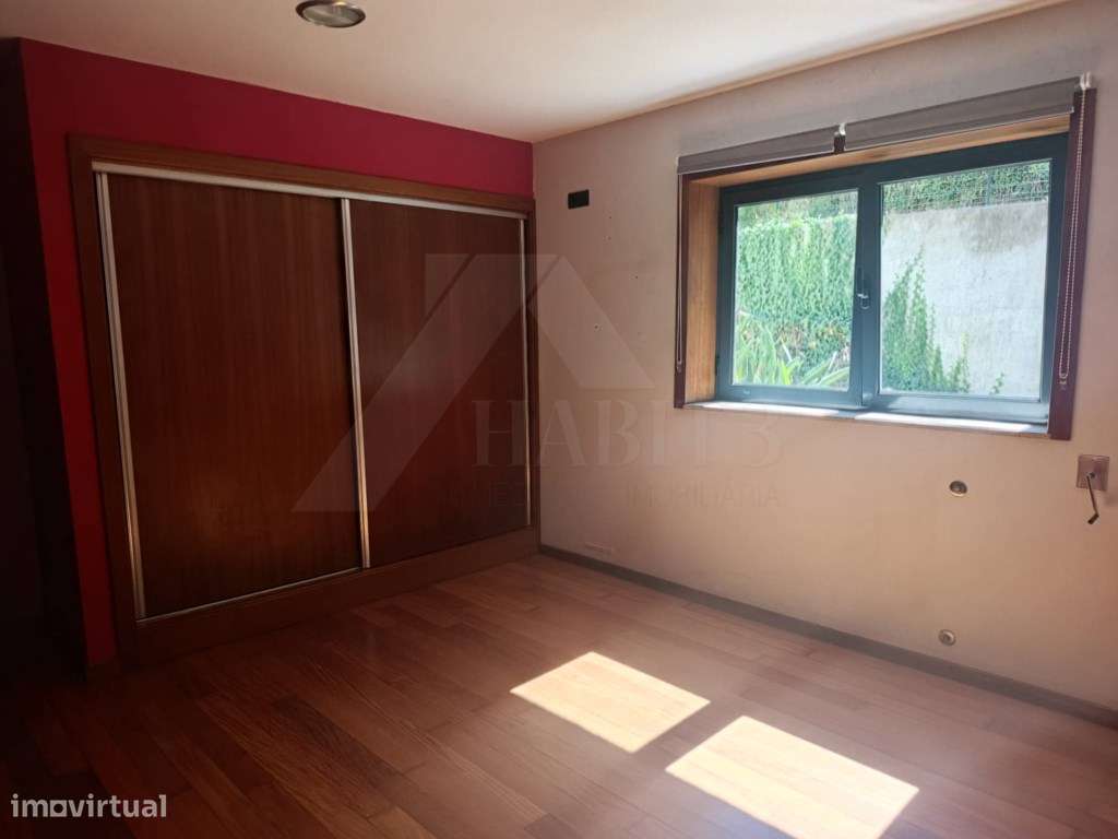 Moradia com terreno envolvente, espaços amplos e excelente potencial-26