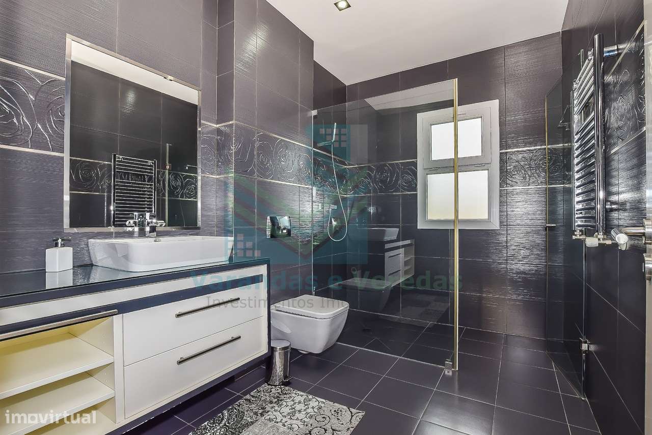 Moradia de luxo T5 com piscina e anexo-15