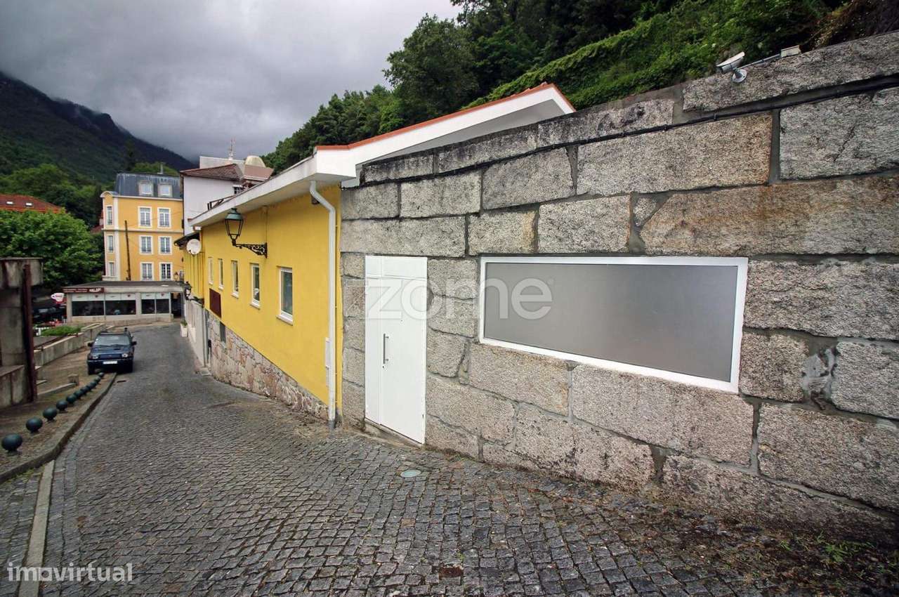 Prédio no Centro da Vila do Gerês - Grande imagem: 5/47