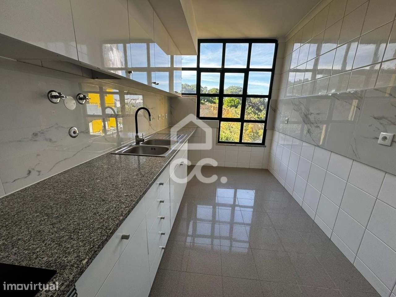 Apartamento T3 com Varanda e Arrecadação em Feijó-0