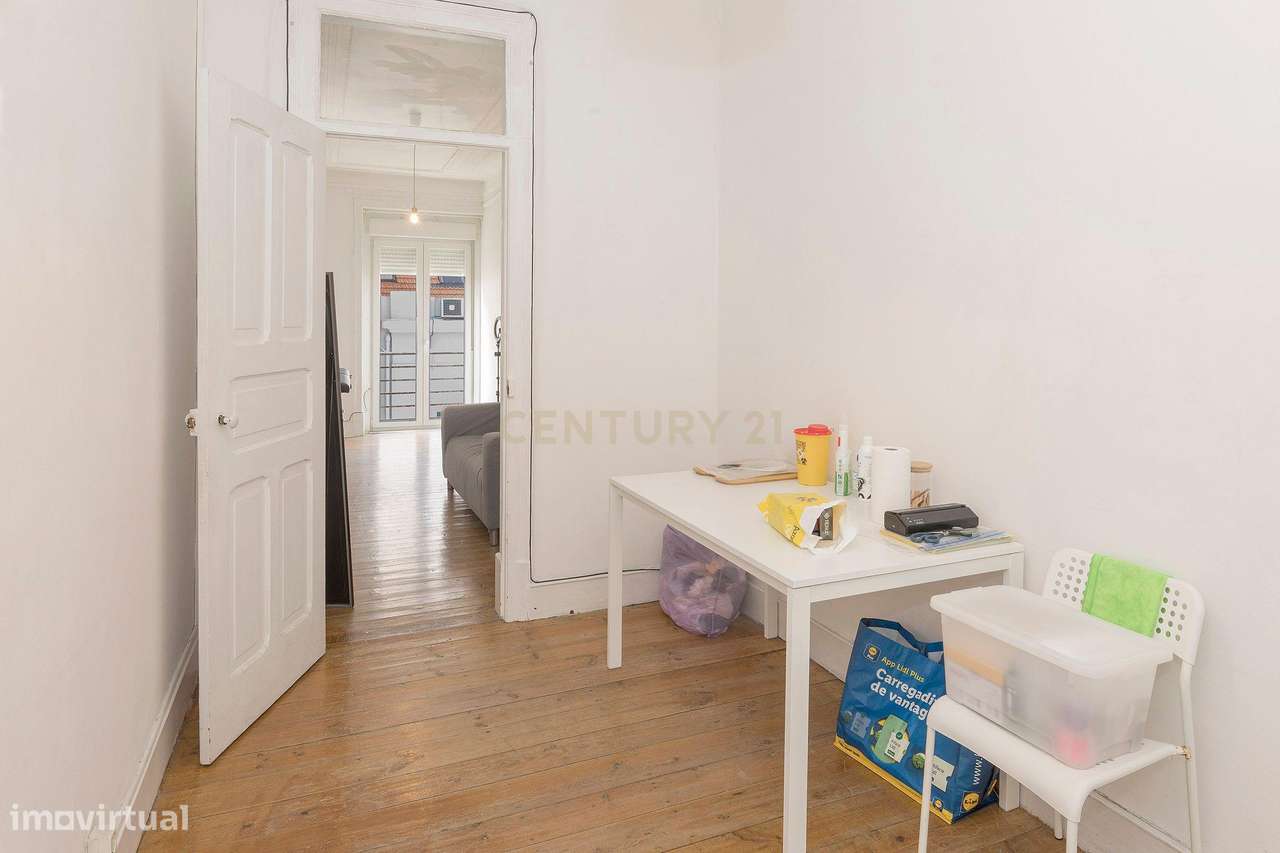 Prédio em propriedade Total | 3 Apartamentos T2+1 e Loja | Lisboa | A-20