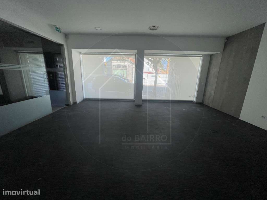 Prédio Urbano no Centro da Maia Potencial para Serviços ou Habitação-20