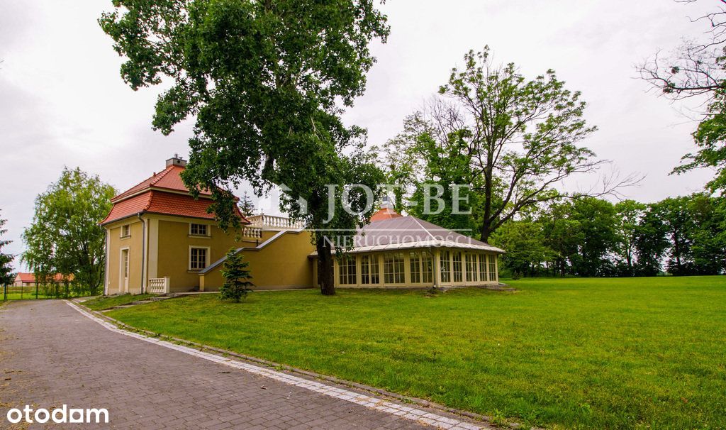 Brzezina, Budynek z oranżerią pod wynajem