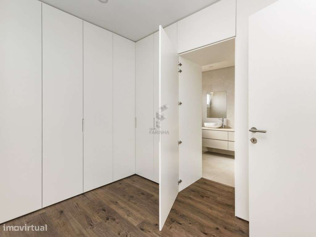 MORADIA T4 NOVA
Famões, moradia independente V4+1 nova com Jardim,...-15