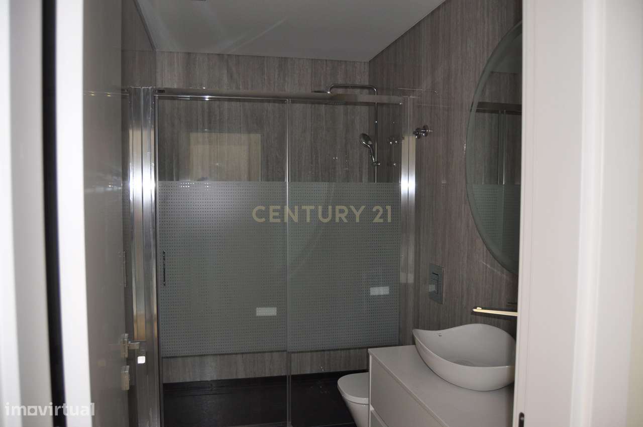 Moradia T4+1 Contemporânea com Piscina-17