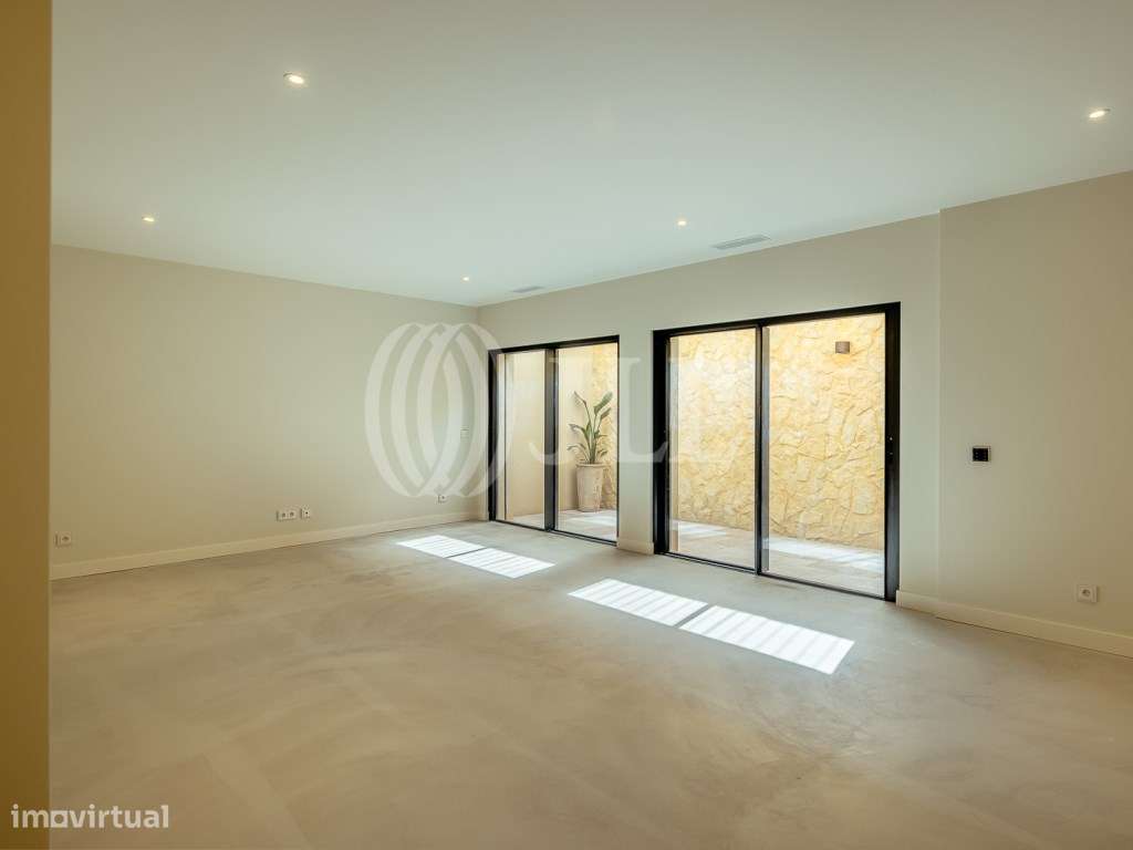 Moradia T3+1 com jardim, piscina e garagem, no Estoril-31